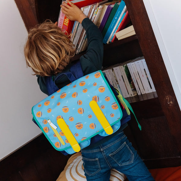 Mochila Horizontal Grande Hello Hossy em poliéster reciclado, impermeável, com formato dossier A4, costas acolchoadas e respiráveis, fecho magnético reforçado e bolsos organizadores para crianças a partir dos 6 anos. Bball Crew