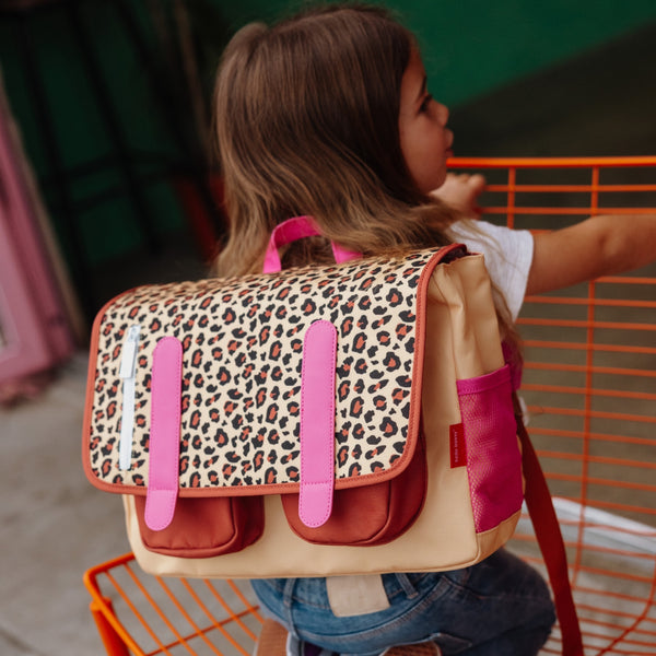 Mochila Horizontal Grande Hello Hossy em poliéster reciclado, impermeável, com formato dossier A4, costas acolchoadas e respiráveis, fecho magnético reforçado e bolsos organizadores para crianças a partir dos 6 anos. Leopard 7