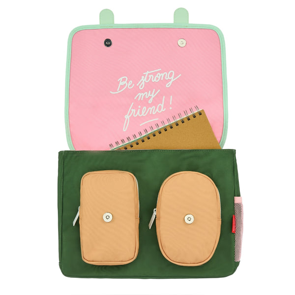 Mochila Horizontal Grande Hello Hossy em poliéster reciclado, impermeável, com formato dossier A4, costas acolchoadas e respiráveis, fecho magnético reforçado e bolsos organizadores para crianças a partir dos 6 anos. Mini Bubblegum