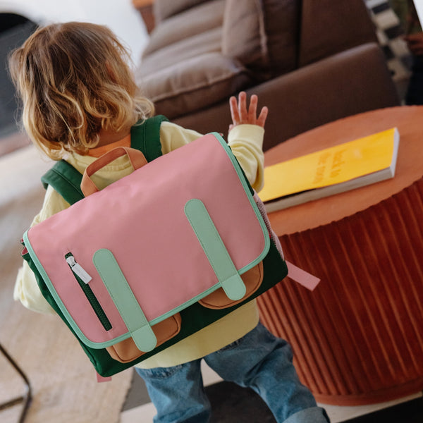 Mochila Horizontal Grande Hello Hossy em poliéster reciclado, impermeável, com formato dossier A4, costas acolchoadas e respiráveis, fecho magnético reforçado e bolsos organizadores para crianças a partir dos 6 anos. Mini Bubblegum