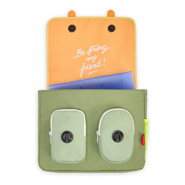 Mochila Horizontal Grande Hello Hossy em poliéster reciclado, impermeável, com formato dossier A4, costas acolchoadas e respiráveis, fecho magnético reforçado e bolsos organizadores para crianças a partir dos 6 anos. Mini Safari