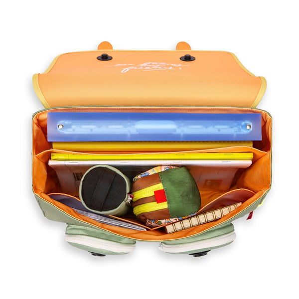 Mochila Horizontal Grande Hello Hossy em poliéster reciclado, impermeável, com formato dossier A4, costas acolchoadas e respiráveis, fecho magnético reforçado e bolsos organizadores para crianças a partir dos 6 anos. Mini Safari