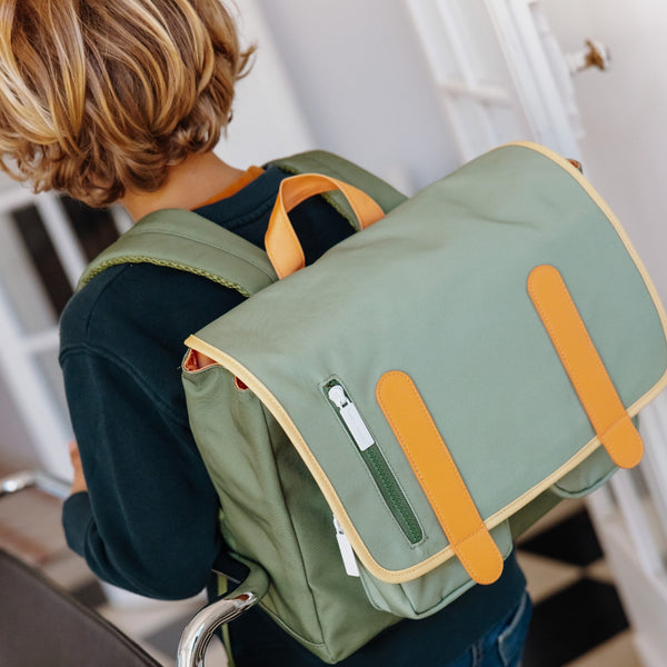 Mochila Horizontal Grande Hello Hossy em poliéster reciclado, impermeável, com formato dossier A4, costas acolchoadas e respiráveis, fecho magnético reforçado e bolsos organizadores para crianças a partir dos 6 anos. Mini Safari