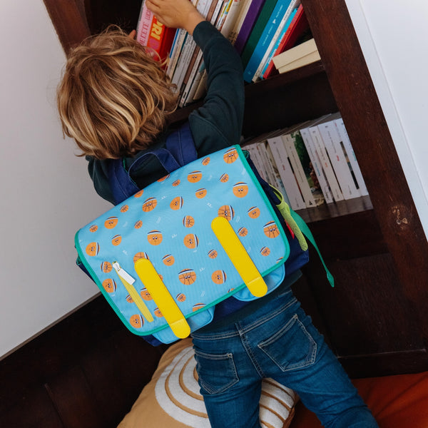 Mochila Horizontal Pequena Hello Hossy em poliéster reciclado, impermeável, com formato A4, fecho magnético, bolsos organizadores e alças acolchoadas ajustáveis para crianças dos 2 aos 5 anos. Bball Crew