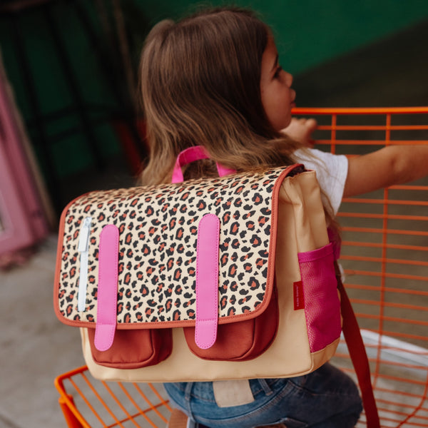 Mochila Horizontal Pequena Hello Hossy em poliéster reciclado, impermeável, com formato A4, fecho magnético, bolsos organizadores e alças acolchoadas ajustáveis para crianças dos 2 aos 5 anos. Leopard #7