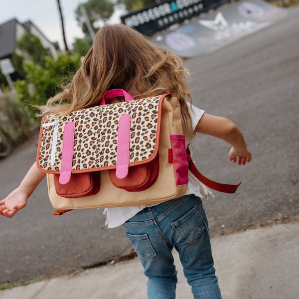 Mochila Horizontal Pequena Hello Hossy em poliéster reciclado, impermeável, com formato A4, fecho magnético, bolsos organizadores e alças acolchoadas ajustáveis para crianças dos 2 aos 5 anos. Leopard #7