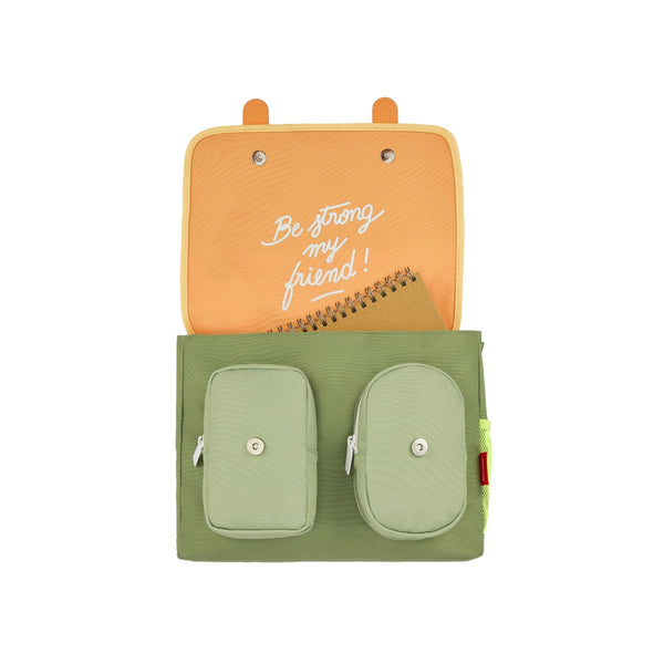 Mochila Horizontal Pequena Hello Hossy em poliéster reciclado, impermeável, com formato A4, fecho magnético, bolsos organizadores e alças acolchoadas ajustáveis para crianças dos 2 aos 5 anos. Mini Safari