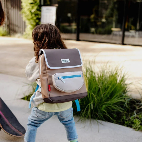 Mochila Pequena Quadrada Hello Hossy em poliéster reciclado, impermeável, com compartimento para cadernos A4, bolso para garrafa de água, alças acolchoadas e capacidade de 7,3 L para crianças dos 2 aos 5 anos. Mini Walnut