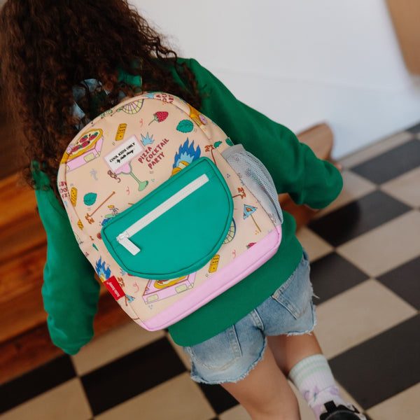 Mochila Pequena Redonda Hello Hossy em poliéster reciclado, impermeável, com formato A4, costas e alças acolchoadas, bolso para garrafa de água e capacidade de 7,3 L para crianças dos 2 aos 5 anos.
Cocktaill Party