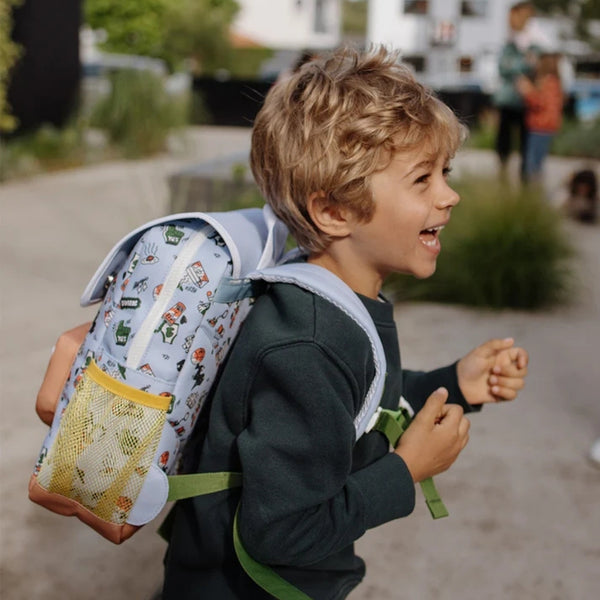Mochila Pequena Redonda Hello Hossy em poliéster reciclado, impermeável, com formato A4, costas e alças acolchoadas, bolso para garrafa de água e capacidade de 7,3 L para crianças dos 2 aos 5 anos.
Dunk