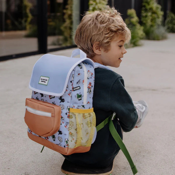 Mochila Pequena Redonda Hello Hossy em poliéster reciclado, impermeável, com formato A4, costas e alças acolchoadas, bolso para garrafa de água e capacidade de 7,3 L para crianças dos 2 aos 5 anos.
Dunk