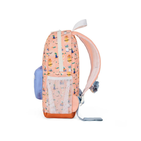 Mochila Pequena Redonda Hello Hossy em poliéster reciclado, impermeável, com formato A4, costas e alças acolchoadas, bolso para garrafa de água e capacidade de 7,3 L para crianças dos 2 aos 5 anos.
Flore