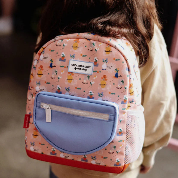 Mochila Pequena Redonda Hello Hossy em poliéster reciclado, impermeável, com formato A4, costas e alças acolchoadas, bolso para garrafa de água e capacidade de 7,3 L para crianças dos 2 aos 5 anos.
Flore