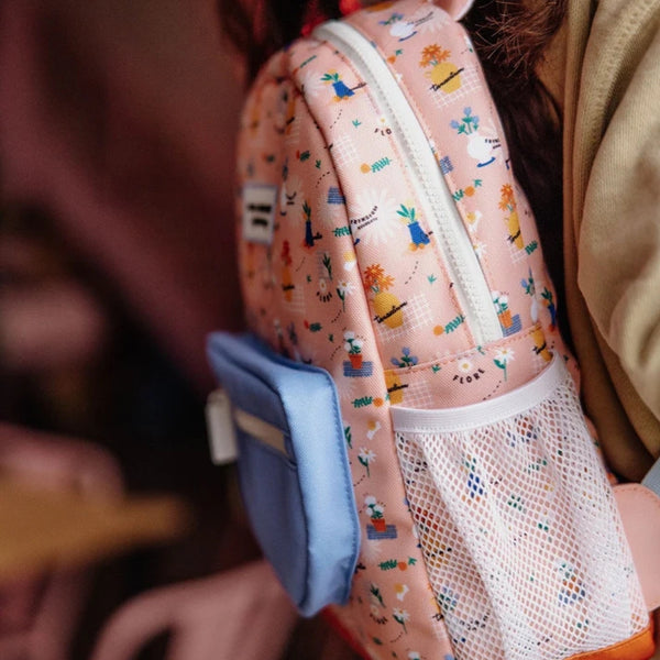 Mochila Pequena Redonda Hello Hossy em poliéster reciclado, impermeável, com formato A4, costas e alças acolchoadas, bolso para garrafa de água e capacidade de 7,3 L para crianças dos 2 aos 5 anos.
Flore