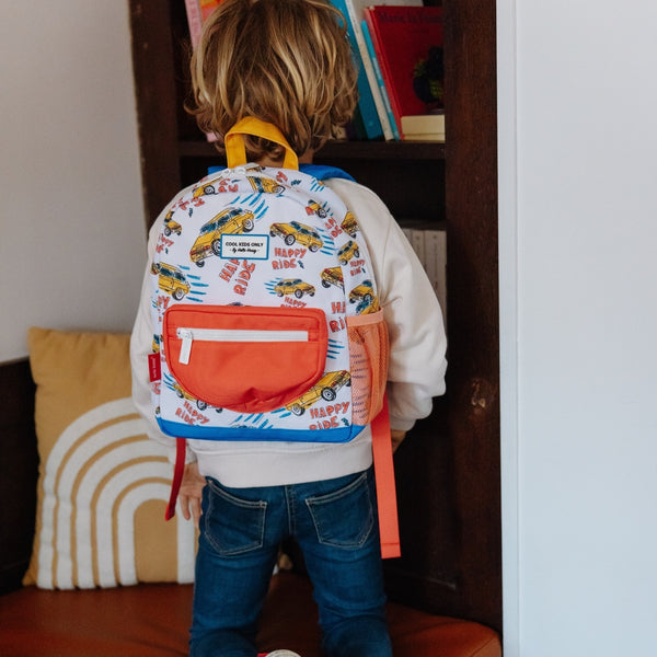 Mochila Pequena Redonda Hello Hossy em poliéster reciclado, impermeável, com formato A4, costas e alças acolchoadas, bolso para garrafa de água e capacidade de 7,3 L para crianças dos 2 aos 5 anos.
Happy Ride