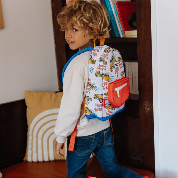 Mochila Pequena Redonda Hello Hossy em poliéster reciclado, impermeável, com formato A4, costas e alças acolchoadas, bolso para garrafa de água e capacidade de 7,3 L para crianças dos 2 aos 5 anos.
Happy Ride