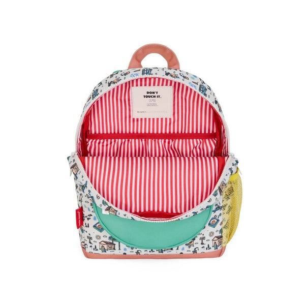 Mochila Pequena Redonda Hello Hossy em poliéster reciclado, impermeável, com formato A4, costas e alças acolchoadas, bolso para garrafa de água e capacidade de 7,3 L para crianças dos 2 aos 5 anos.
Hossegor