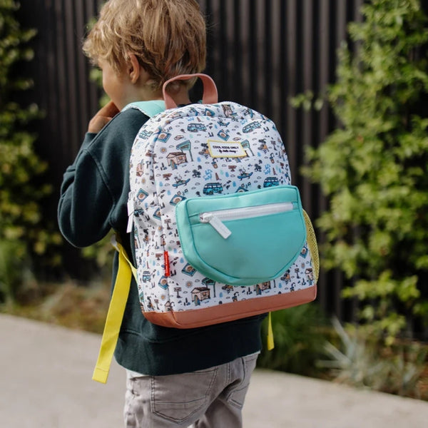 Mochila Pequena Redonda Hello Hossy em poliéster reciclado, impermeável, com formato A4, costas e alças acolchoadas, bolso para garrafa de água e capacidade de 7,3 L para crianças dos 2 aos 5 anos.
Hossegor