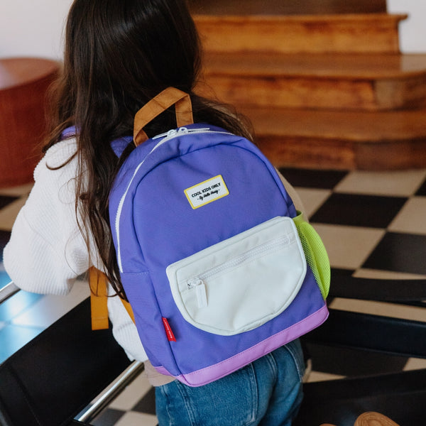 Mochila Pequena Redonda Hello Hossy em poliéster reciclado, impermeável, com formato A4, costas e alças acolchoadas, bolso para garrafa de água e capacidade de 7,3 L para crianças dos 2 aos 5 anos.
Lavendy