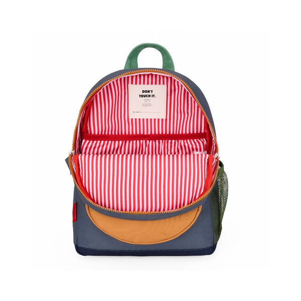 Mochila Pequena Redonda Hello Hossy em poliéster reciclado, impermeável, com formato A4, costas e alças acolchoadas, bolso para garrafa de água e capacidade de 7,3 L para crianças dos 2 aos 5 anos.
Mini Marine