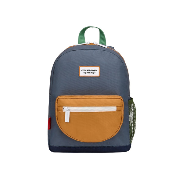 Mochila Pequena Redonda Hello Hossy em poliéster reciclado, impermeável, com formato A4, costas e alças acolchoadas, bolso para garrafa de água e capacidade de 7,3 L para crianças dos 2 aos 5 anos.
Mini Marine