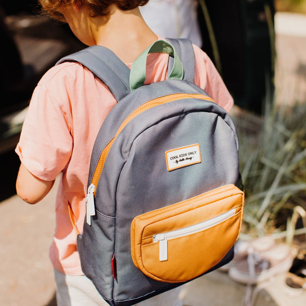 Mochila Pequena Redonda Hello Hossy em poliéster reciclado, impermeável, com formato A4, costas e alças acolchoadas, bolso para garrafa de água e capacidade de 7,3 L para crianças dos 2 aos 5 anos.
Mini Marine