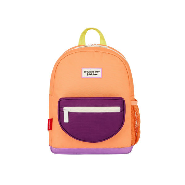 Mochila Pequena Redonda Hello Hossy em poliéster reciclado, impermeável, com formato A4, costas e alças acolchoadas, bolso para garrafa de água e capacidade de 7,3 L para crianças dos 2 aos 5 anos.
Peach Pop