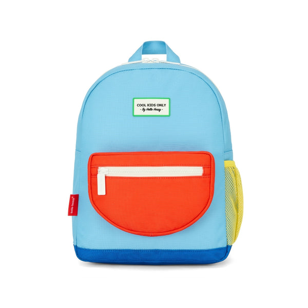 Mochila Pequena Redonda Hello Hossy em poliéster reciclado, impermeável, com formato A4, costas e alças acolchoadas, bolso para garrafa de água e capacidade de 7,3 L para crianças dos 2 aos 5 anos.
Sky Pop