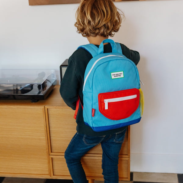 Mochila Pequena Redonda Hello Hossy em poliéster reciclado, impermeável, com formato A4, costas e alças acolchoadas, bolso para garrafa de água e capacidade de 7,3 L para crianças dos 2 aos 5 anos.
Sky Pop
