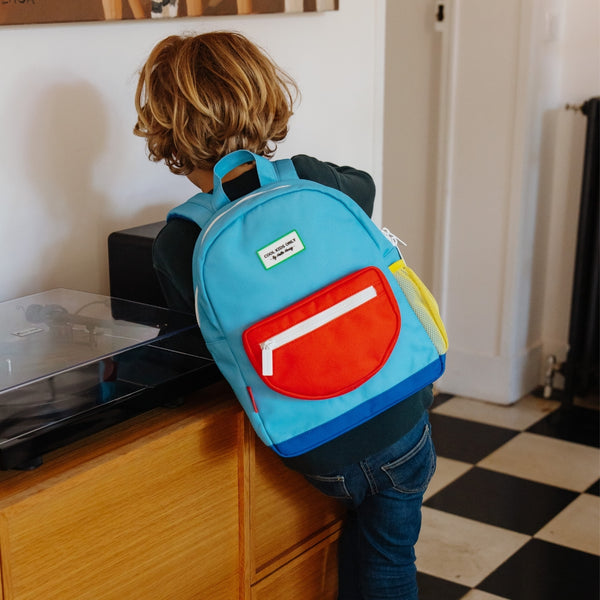 Mochila Pequena Redonda Hello Hossy em poliéster reciclado, impermeável, com formato A4, costas e alças acolchoadas, bolso para garrafa de água e capacidade de 7,3 L para crianças dos 2 aos 5 anos.
Sky Pop