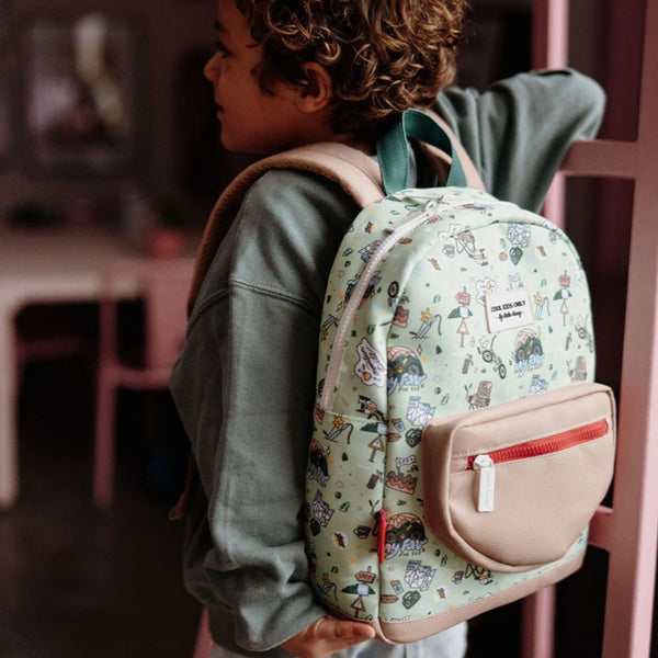 Mochila Pequena Redonda Hello Hossy em poliéster reciclado, impermeável, com formato A4, costas e alças acolchoadas, bolso para garrafa de água e capacidade de 7,3 L para crianças dos 2 aos 5 anos.
Mountain Ride