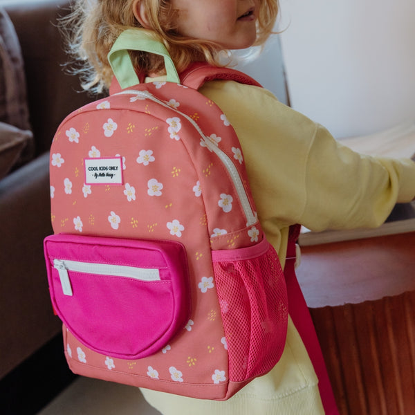 Mochila Pequena Redonda Hello Hossy em poliéster reciclado, impermeável, com formato A4, costas e alças acolchoadas, bolso para garrafa de água e capacidade de 7,3 L para crianças dos 2 aos 5 anos.
Peachy Bloom