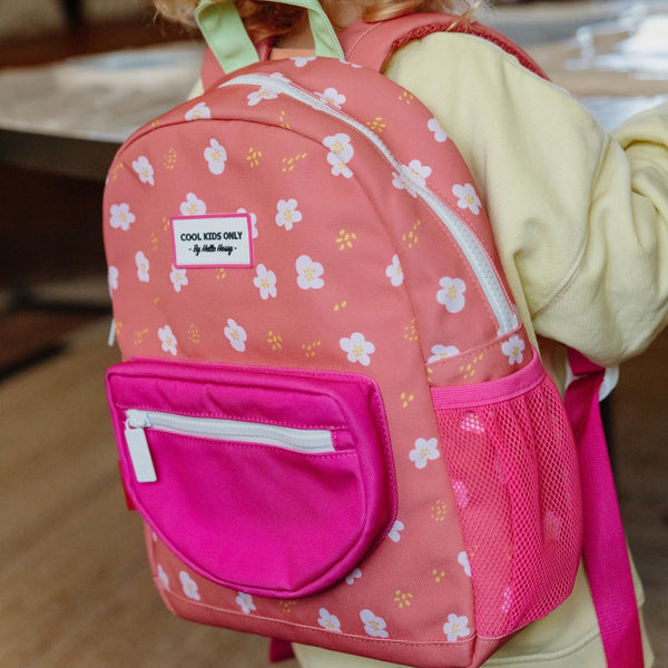 Mochila Pequena Redonda Hello Hossy em poliéster reciclado, impermeável, com formato A4, costas e alças acolchoadas, bolso para garrafa de água e capacidade de 7,3 L para crianças dos 2 aos 5 anos.
Peachy Bloom