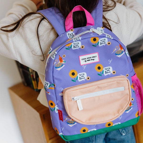 Mochila Pequena Redonda Hello Hossy em poliéster reciclado, impermeável, com formato A4, costas e alças acolchoadas, bolso para garrafa de água e capacidade de 7,3 L para crianças dos 2 aos 5 anos.
Sunflower