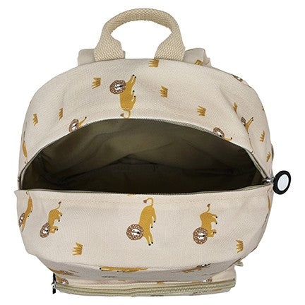 Mochila Pequena Trixie em PET reciclado com alças ajustáveis, fivela peitoral, bolso frontal, bolso para garrafa e tecido repelente à água. Lively Lion