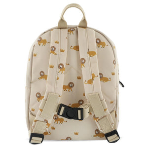 Mochila Pequena Trixie em PET reciclado com alças ajustáveis, fivela peitoral, bolso frontal, bolso para garrafa e tecido repelente à água. Lively Lion