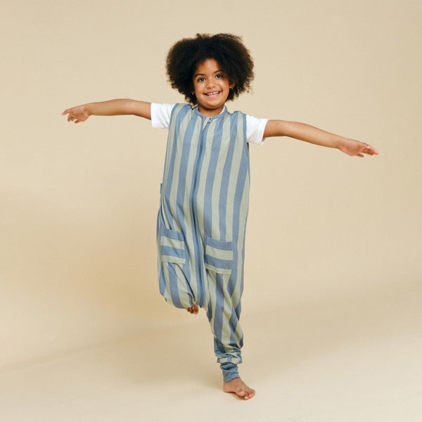 Saco de dormir de verão com manga curta para bebé da Molis&Co, leve e respirável para noites quentes na cor green & blue stripes