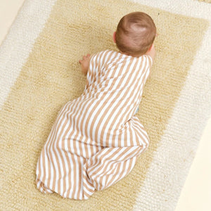 Saco de dormir de verão para bebés da Molis&Co na cor sand stripes