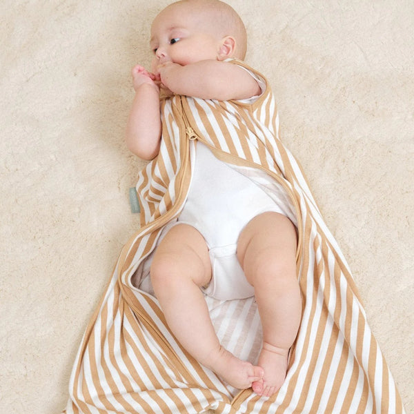 Saco de dormir de verão para bebés da Molis&Co na cor sand stripes