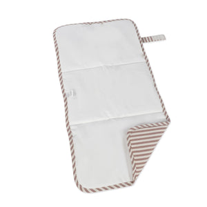 muda fraldas portátil da walking mum modelo praline strips na cor moka - vermelho