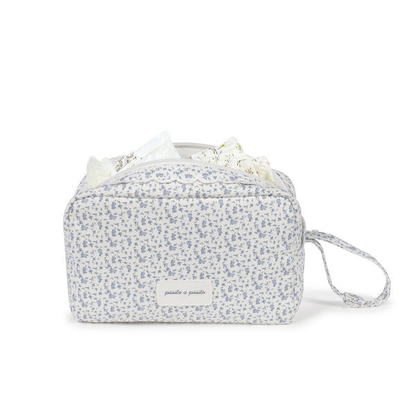 Necessaire Pasito a Pasito Maison Tender, em algodão com certificação BCI, padrão de coelhinhos, fecho de correr e interior fácil de limpar.
Rabbits