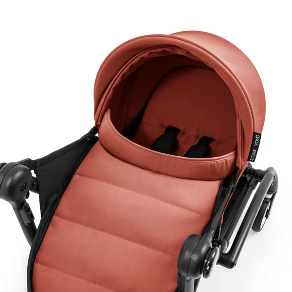 Ninho Stokke YOYO⁵ para recém-nascidos com posição totalmente deitada, arnês de segurança de 5 pontos, janelas de ventilação e dobragem ultracompacta.
Berry