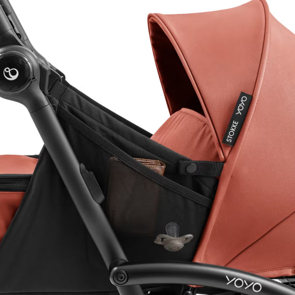 Ninho Stokke YOYO⁵ para recém-nascidos com posição totalmente deitada, arnês de segurança de 5 pontos, janelas de ventilação e dobragem ultracompacta.
Berry