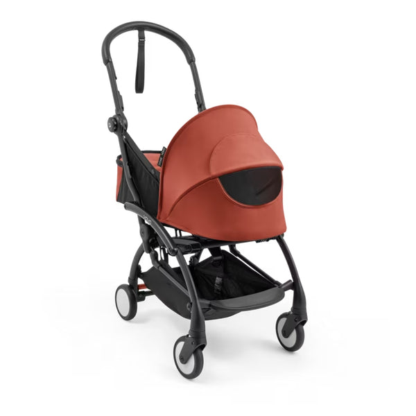 Ninho Stokke YOYO⁵ para recém-nascidos com posição totalmente deitada, arnês de segurança de 5 pontos, janelas de ventilação e dobragem ultracompacta.
Berry