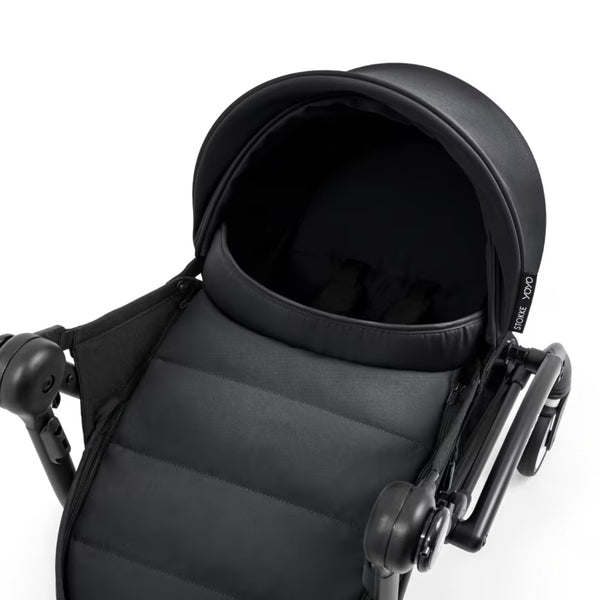Ninho Stokke YOYO⁵ para recém-nascidos com posição totalmente deitada, arnês de segurança de 5 pontos, janelas de ventilação e dobragem ultracompacta.
Black