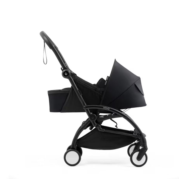 Ninho Stokke YOYO⁵ para recém-nascidos com posição totalmente deitada, arnês de segurança de 5 pontos, janelas de ventilação e dobragem ultracompacta.
Black