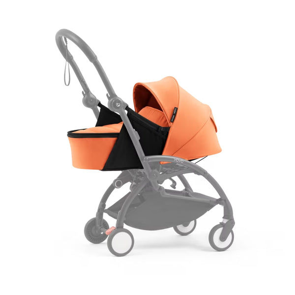 Ninho Stokke YOYO⁵ para recém-nascidos com posição totalmente deitada, arnês de segurança de 5 pontos, janelas de ventilação e dobragem ultracompacta.
Peach