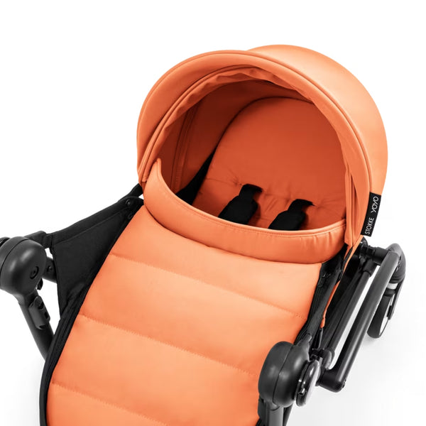Ninho Stokke YOYO⁵ para recém-nascidos com posição totalmente deitada, arnês de segurança de 5 pontos, janelas de ventilação e dobragem ultracompacta.
Peach