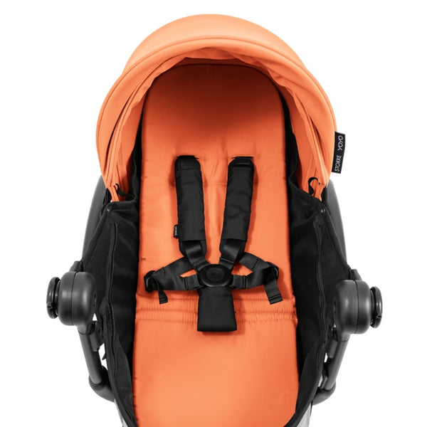Ninho Stokke YOYO⁵ para recém-nascidos com posição totalmente deitada, arnês de segurança de 5 pontos, janelas de ventilação e dobragem ultracompacta.
Peach