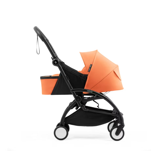 Ninho Stokke YOYO⁵ para recém-nascidos com posição totalmente deitada, arnês de segurança de 5 pontos, janelas de ventilação e dobragem ultracompacta.
Peach